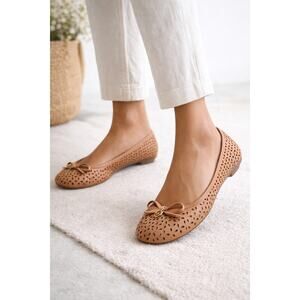 Michael Kors Lazer Cut out Tan Ballet Flats EUC  Leather 7.5